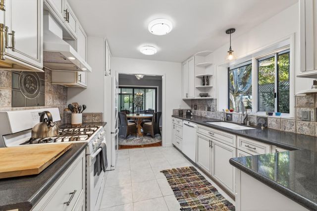 859 Balboa Avenue, Pacific Grove, CA 93950