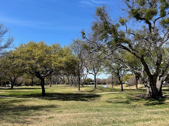 28 Emerald Pond Drive, Frisco, TX 75034