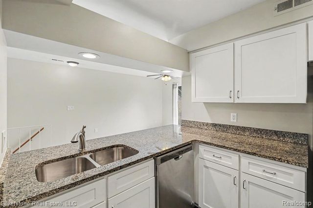1502 Meadow Side Drive, Rochester Hills, MI 48307