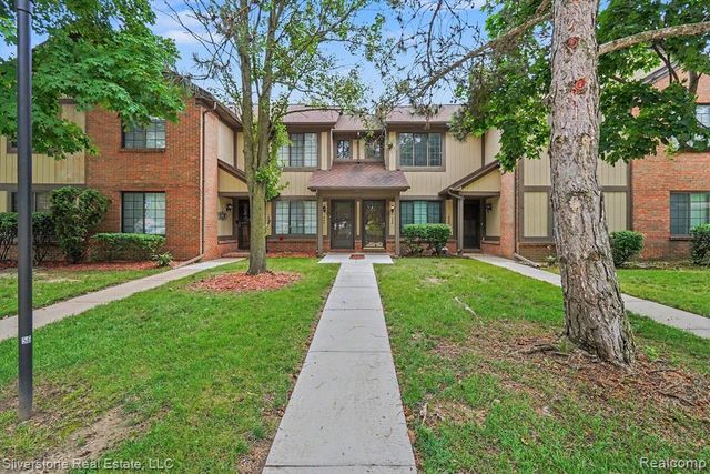 1502 Meadow Side Drive, Rochester Hills, MI 48307