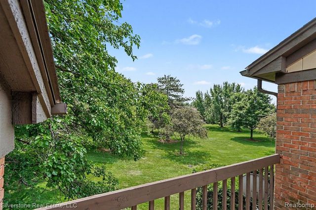 1502 Meadow Side Drive, Rochester Hills, MI 48307
