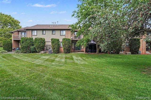 1502 Meadow Side Drive, Rochester Hills, MI 48307