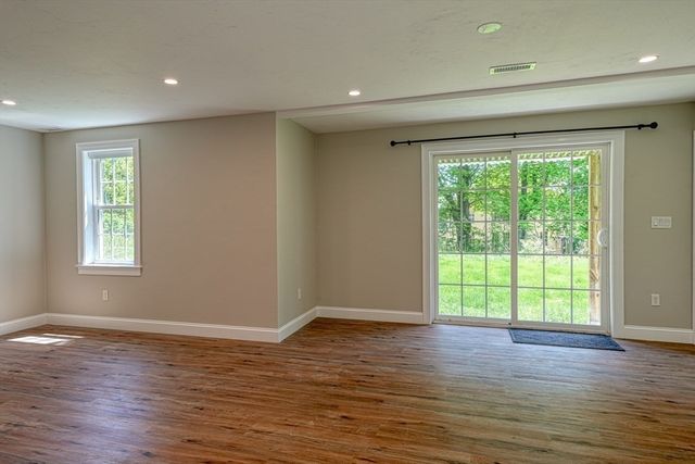 31 School St, Lunenburg, MA 01462