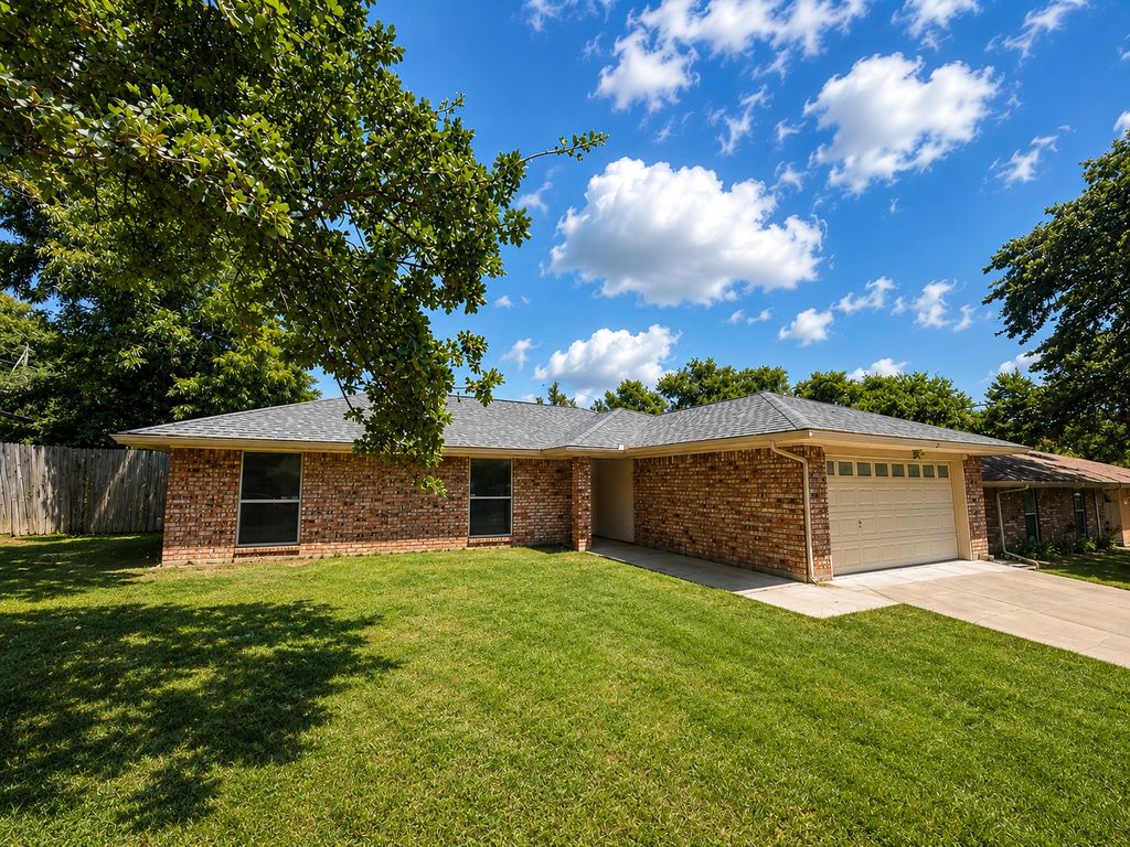 5921 Woodmeadow Drive, Arlington, TX 76016 — exterior