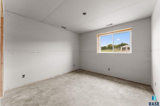 2305 S Red Oak Ave Avenue, Sioux Falls, SD 57110