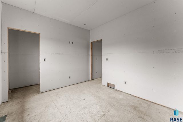 2305 S Red Oak Ave Avenue, Sioux Falls, SD 57110