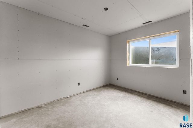 2305 S Red Oak Ave Avenue, Sioux Falls, SD 57110