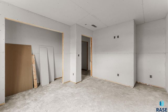 2305 S Red Oak Ave Avenue, Sioux Falls, SD 57110