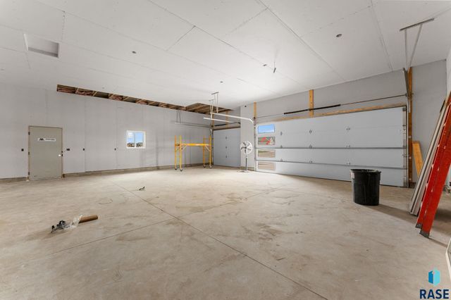 2305 S Red Oak Ave Avenue, Sioux Falls, SD 57110