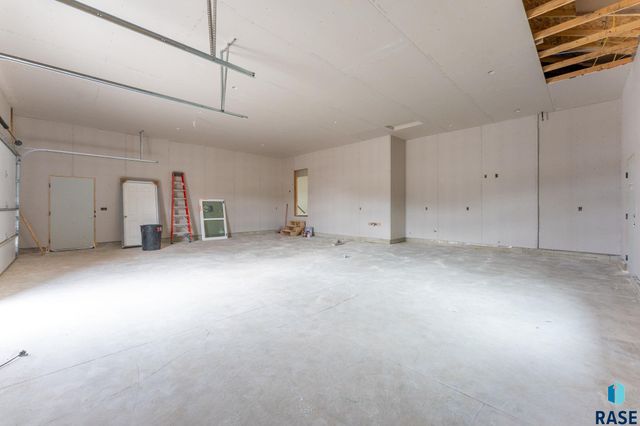 2305 S Red Oak Ave Avenue, Sioux Falls, SD 57110