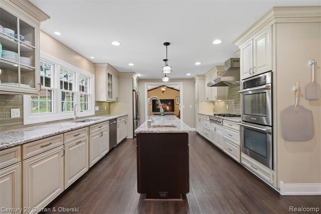 19559 Meadowbrook Road, Northville, MI 48167