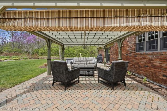 19559 Meadowbrook Road, Northville, MI 48167