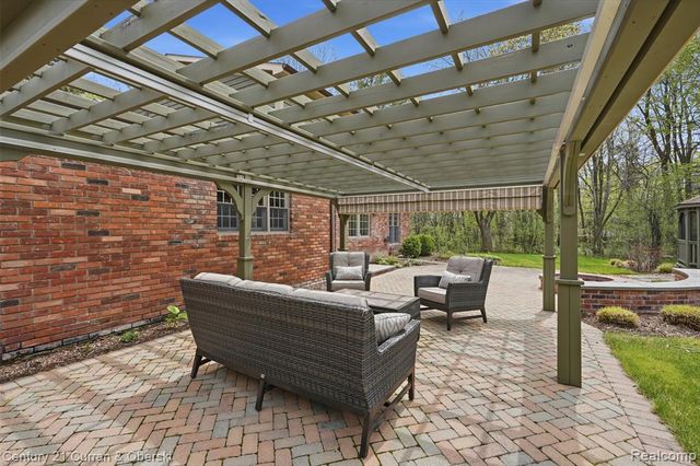 19559 Meadowbrook Road, Northville, MI 48167