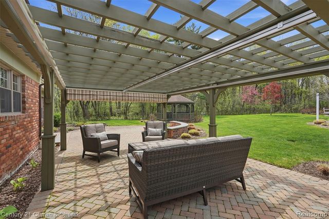 19559 Meadowbrook Road, Northville, MI 48167
