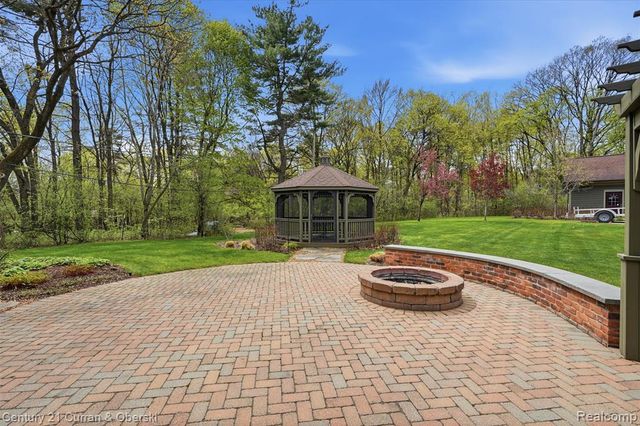 19559 Meadowbrook Road, Northville, MI 48167