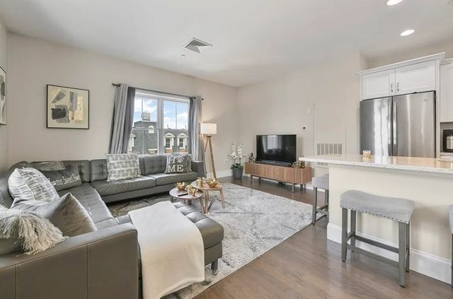 443 Essex St 204, Swampscott, MA 01907