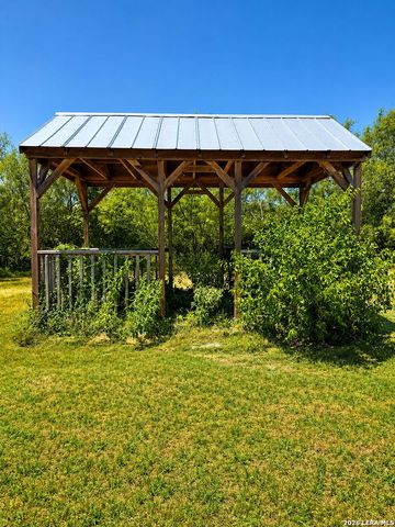 1685 County Road 5715, Natalia, TX 78059