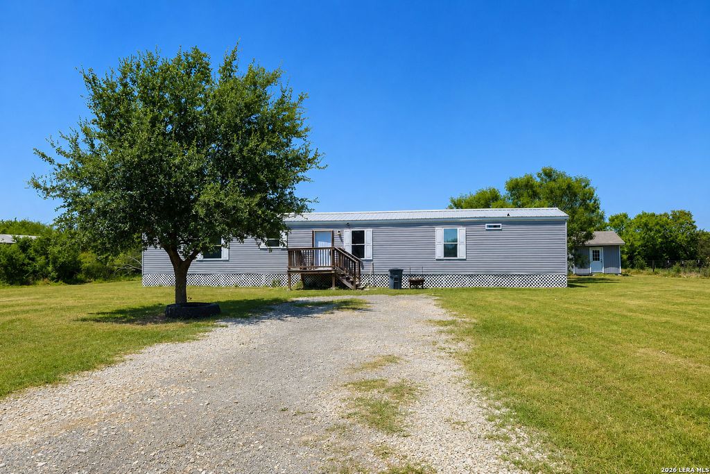 1685 County Road 5715, Natalia, TX 78059