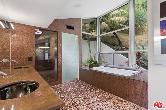 2207 Bowmont Drive, Beverly Hills, CA 90210