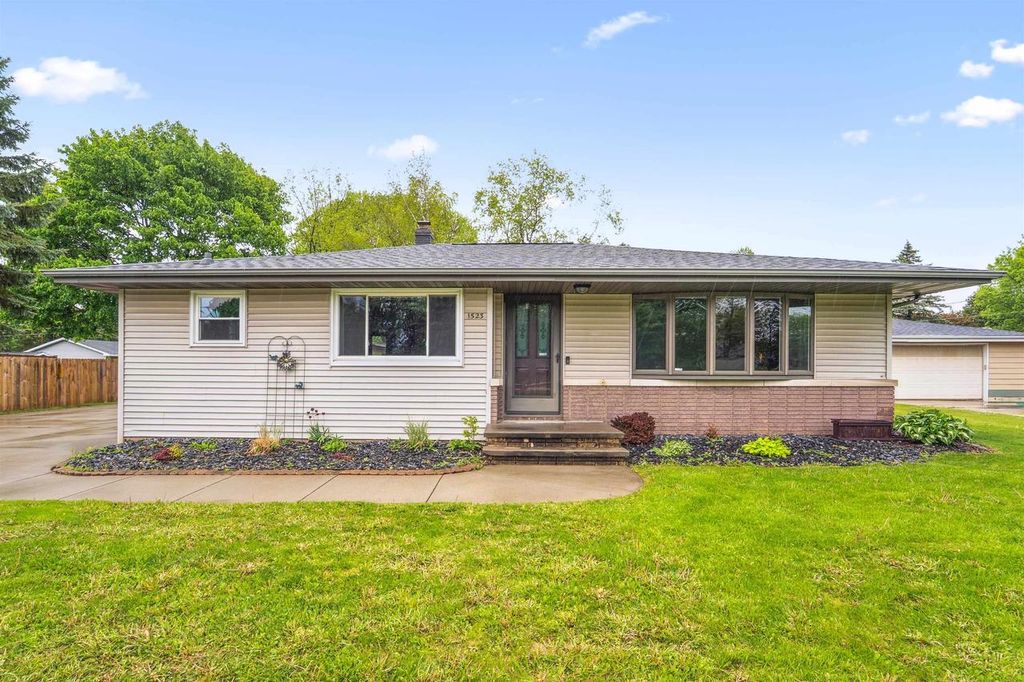 1523 N LYNNDALE DRIVE, Appleton, WI 54914