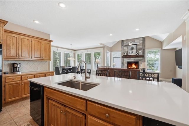 20733 W 92nd Street, Lenexa, KS 66220