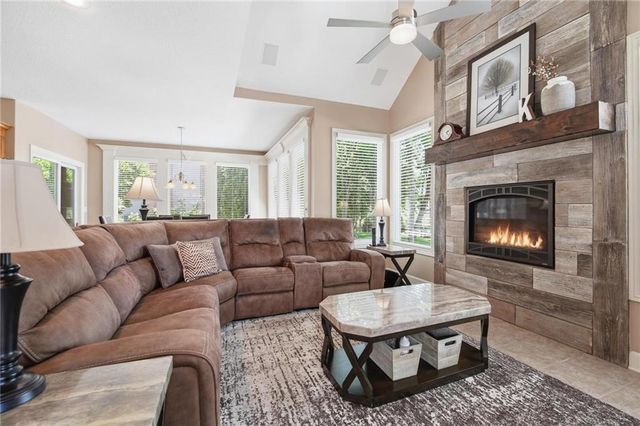 20733 W 92nd Street, Lenexa, KS 66220