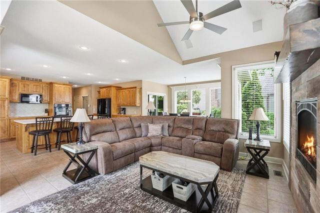 20733 W 92nd Street, Lenexa, KS 66220
