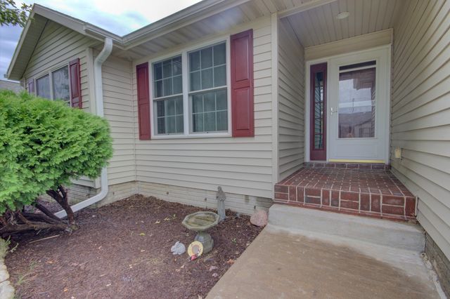 2215 W 59th Street, Davenport, IA 52806