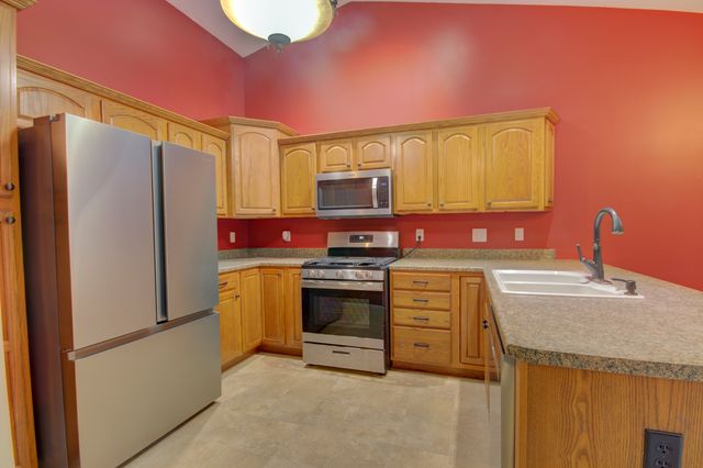 2215 W 59th Street, Davenport, IA 52806