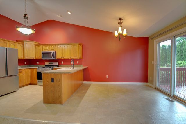 2215 W 59th Street, Davenport, IA 52806