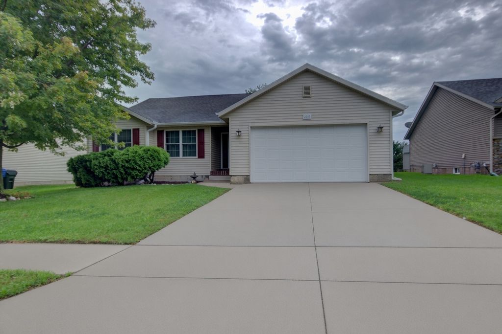 2215 W 59th Street, Davenport, IA 52806