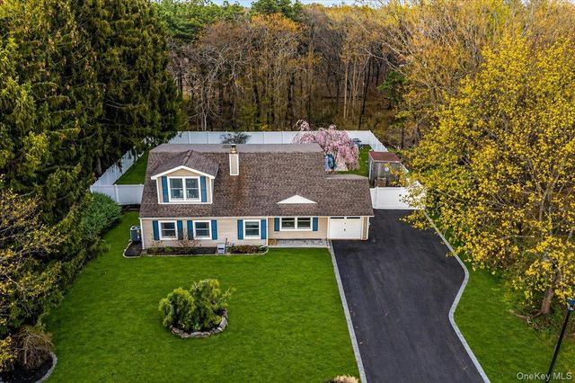 79 White Pine Way, Medford, NY 11763