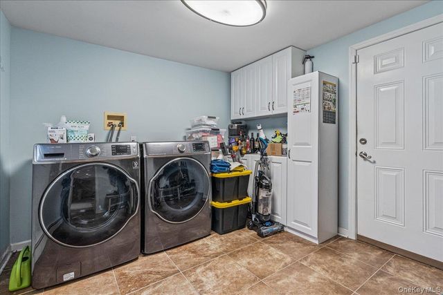 79 White Pine Way, Medford, NY 11763