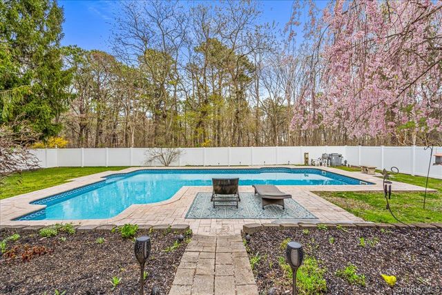 79 White Pine Way, Medford, NY 11763