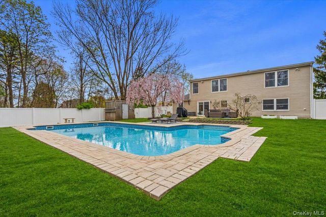 79 White Pine Way, Medford, NY 11763