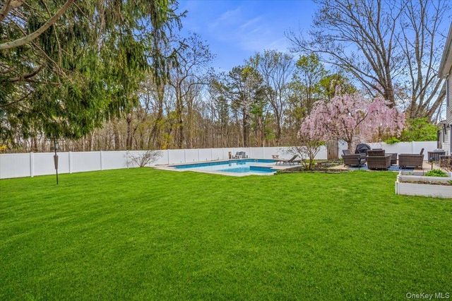 79 White Pine Way, Medford, NY 11763