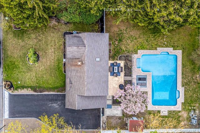 79 White Pine Way, Medford, NY 11763