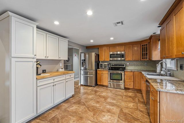 79 White Pine Way, Medford, NY 11763