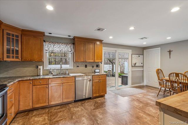 79 White Pine Way, Medford, NY 11763