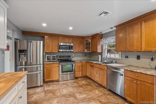 79 White Pine Way, Medford, NY 11763