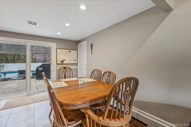 79 White Pine Way, Medford, NY 11763