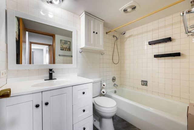 10117 S Cicero Avenue 206, Oak Lawn, IL 60453