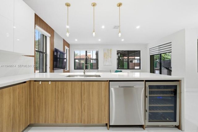 7026 NW 103rd Pl, Doral, FL 33178