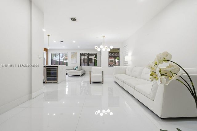 7026 NW 103rd Pl, Doral, FL 33178