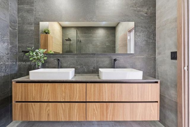 7026 NW 103rd Pl, Doral, FL 33178