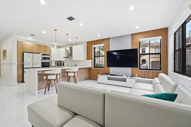 7026 NW 103rd Pl, Doral, FL 33178