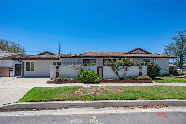1980 Vuelta Grande, Long Beach, CA 90815