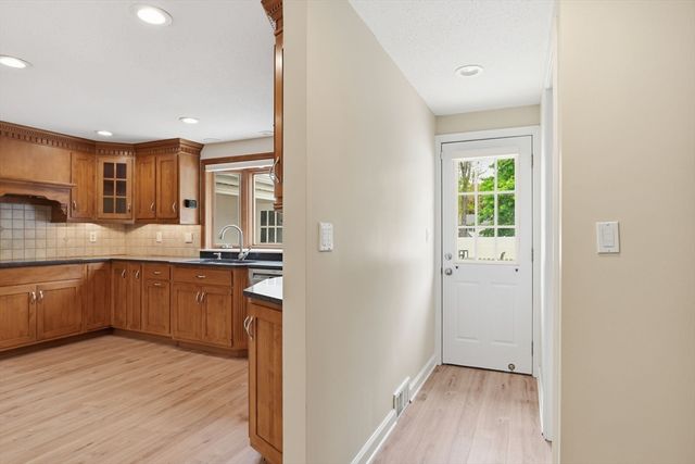107 Viscount Rd, Longmeadow, MA 01106