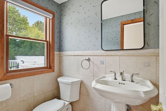107 Viscount Rd, Longmeadow, MA 01106