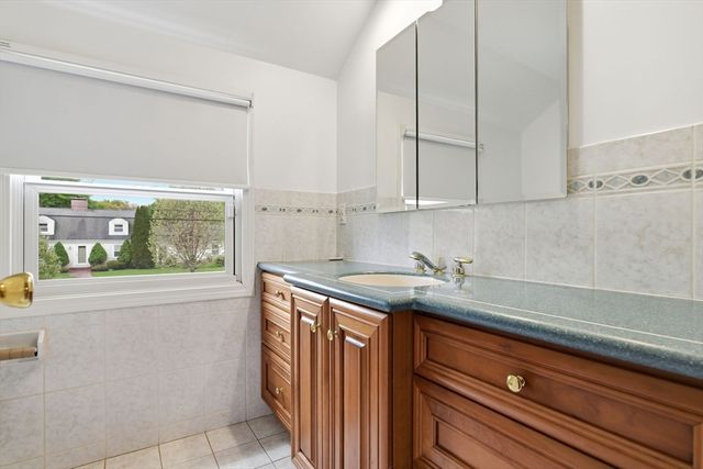 107 Viscount Rd, Longmeadow, MA 01106